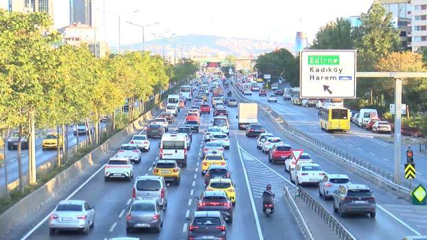 İstanbul'da yeni eğitim öğretin döneminin ilk günü trafik yoğunluğu oluştu -1