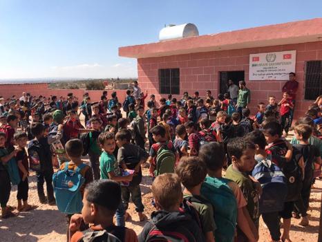 İHH 22 ülkede 10 bin öğrenciye kırtasiye seti dağıtacağını duyurdu