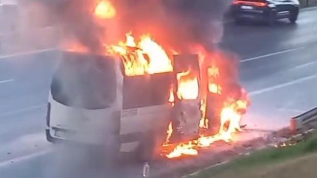 Bayrampaşa’da servis minibüsü alev alev yandı