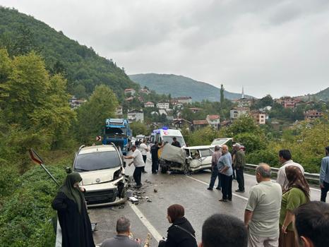 Otomobil ve hafif ticari araç çarpıştı: 1'i bebek, 7 yaralı