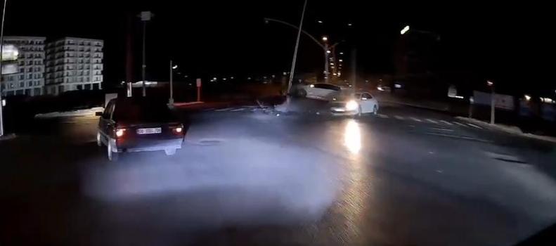 'Işık ihlali' kazası kamerada; 3 yaralı