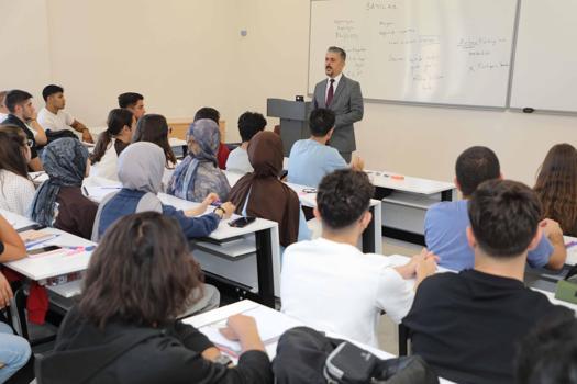 Rektör ilk ders gününde öğrencileri dinledi