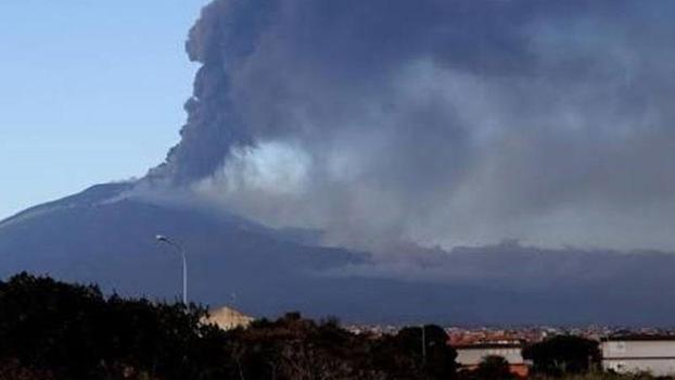 Etna Yanardağı'nın kül püskürtmesi nedeniyle Katanya Havalimanı uçuşlara kapatıldı