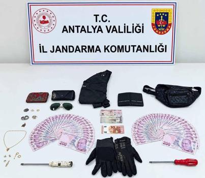 Araçtan hırsızlık şüphelileri yakalandı: 2 tutuklu