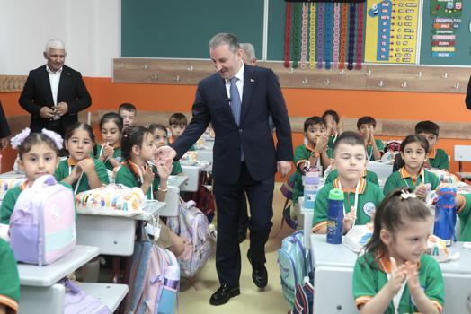Sultanbeyli Belediyesi’nden 9 bin öğrenciye kırtasiye seti