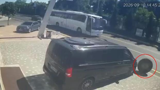 Kamyonun fırlayan tekerleği tabelaya çarptı