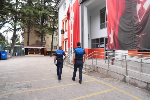 Bolu’da zabıta ekiplerinden okul kantini denetimi