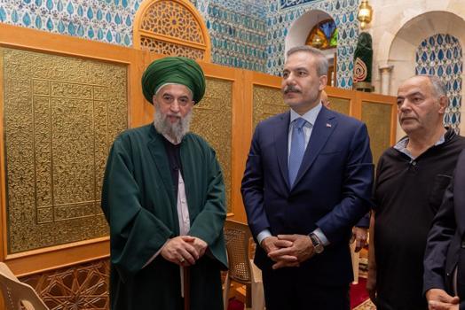 Bakan Fidan, Suriye'de cami ve türbeleri ziyaret etti