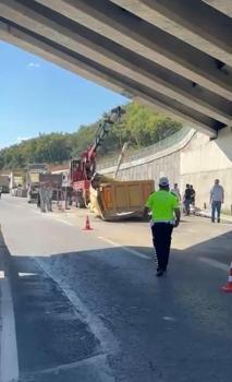 Çekmeköy’de hafriyat kamyonunun dorsesi üst geçide çarptı