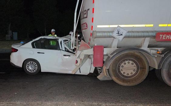 Otomobil tankere çarptı: 1 ölü