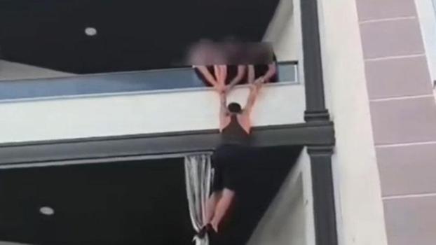 Aranan hükümlü, baskına gelen polisleri görünce balkondan kaçmaya çalıştı