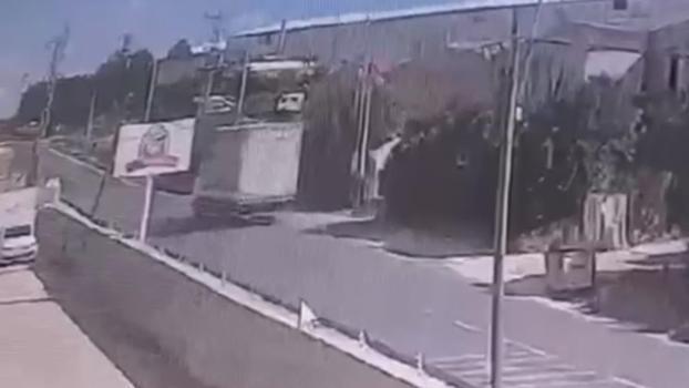 Silivri'de sürücüsünün hakimiyetini kaybettiği otomobil takla attı; kaza kamerada