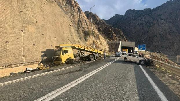 Otomobil ile kamyon kafa kafaya çarpıştı; 1 ölü