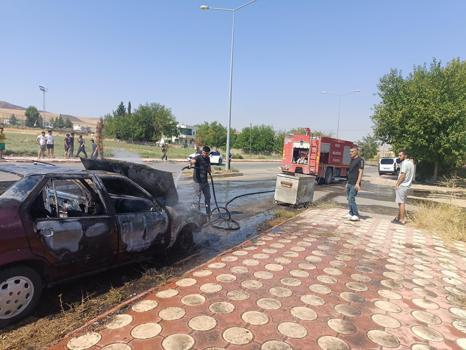 Batman’da seyir halinde alev alan otomobil yandı