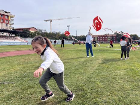 Edirne’de çocuklar, Gazze’de barış için uçurtma uçurdu
