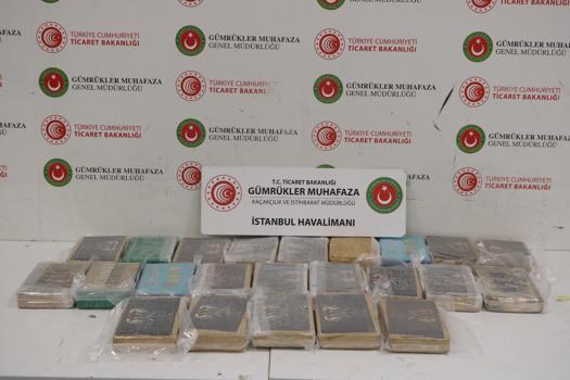 Pilot kıyafetiyle İstanbul Havalimanı’na gelen uyuşturucu kuryesi her yerde aranıyor