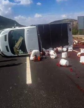 Adana’da salça yüklü kamyonet devrildi