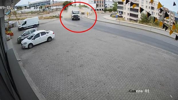 Hafriyat kamyonu karşı yöne geçip kamyon ile istinat duvarına çarptı; kaza kamerada