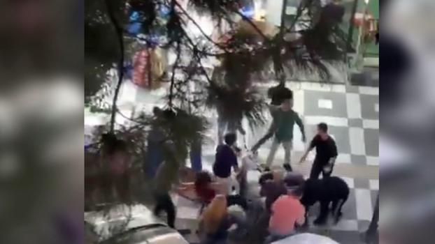Döner bıçaklı kavga kamerada: 2 yaralı