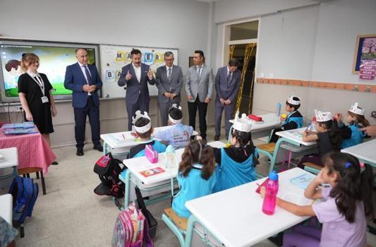 Yenişehir Belediye Başkanı, ilkokulunu ziyaret etti