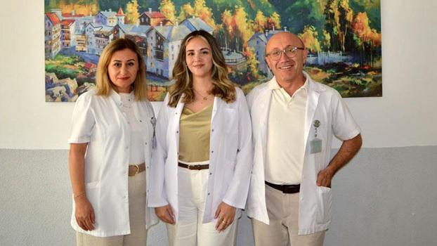 Anne ve babasının görev yaptığı hastaneye doktor oldu