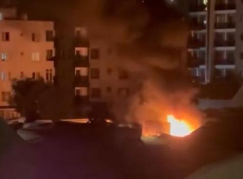 Avcılar’da park halindeki TIR alev alev yandı