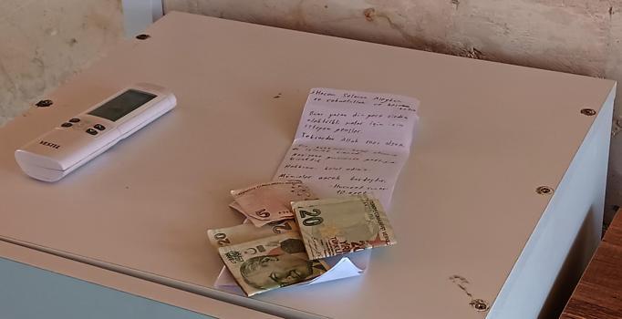 Camide elektrikli motosikleti şarj edip, 45 lira ve not bıraktılar