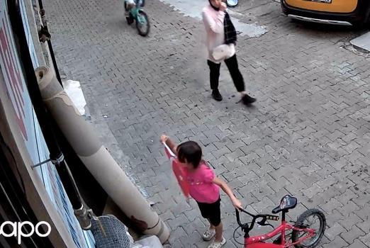 7 yaşındaki Nehir'in bayrak sevgisi kamerada