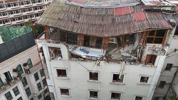 Fatih'te yıkım kararı verilen otelin çatı katı çöktü; araçlar hasar gördü