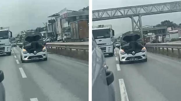 Otomobilin motorunun üzerinde seyahat etti; o anlar kamerada