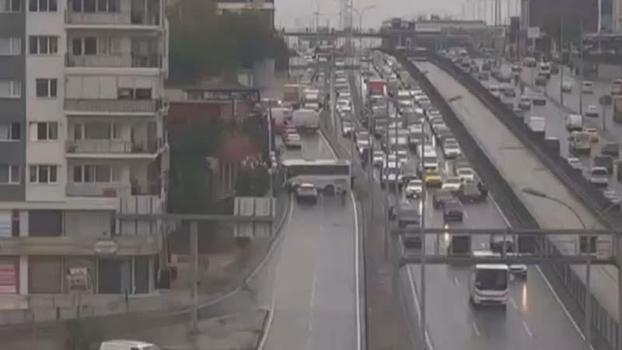 Avcılar'da servis midibüsü kaza yaptı