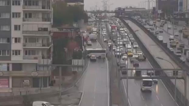 Avcılar'da servis midibüsü kaza yaptı -1