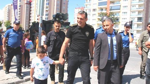 Şehit polisin oğlu Çınar'ı okula Emniyet Müdürü Aydın götürdü