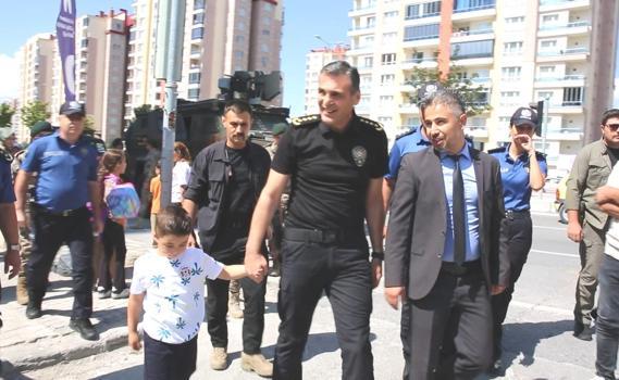 Şehit polisin oğlu Çınar'ı okula Emniyet Müdürü Aydın götürdü