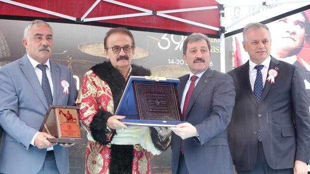 Samsun'da yılın ahisi 72 yaşındaki terzi Haşim Uzun seçildi