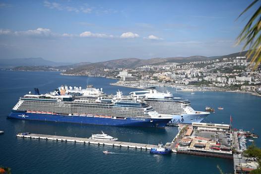 Kuşadası'na iki kruvaziyerle denizden 7 bin 50 turist geldi