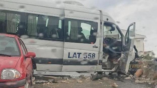Sarıyer'de duvara çarpan okul servisinin şoförü yaralandı