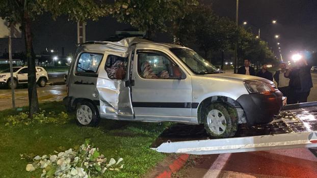 Bursa'da hafif ticari araç refüjdeki ağaca çarptı: 2 yaralı