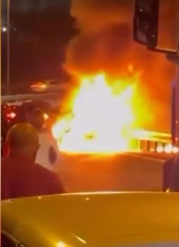 Bakırköy D-100 Karayolu'nda seyir halindeki otomobil alev alev yandı