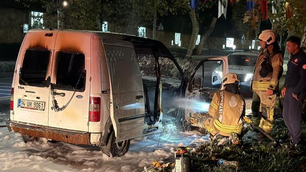 Beşiktaş’ta hafif ticari araçta çıkan yangın söndürüldü