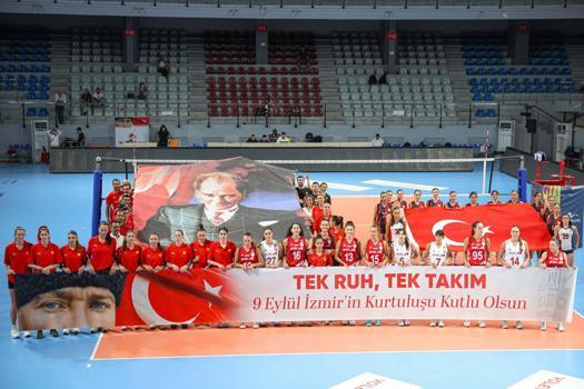 İzmir'in kurtuluşu voleybolla taçlandı