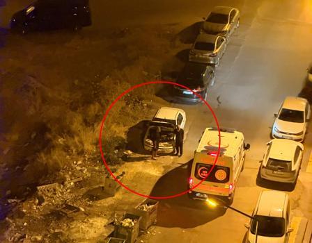 Gece yarısı kornası takılı kalan otomobil, mahalleyi ayağa kaldırdı