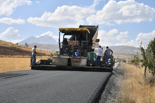 Kayseri’de yol genişletme ve sıcak asfalt çalışmaları sürüyor