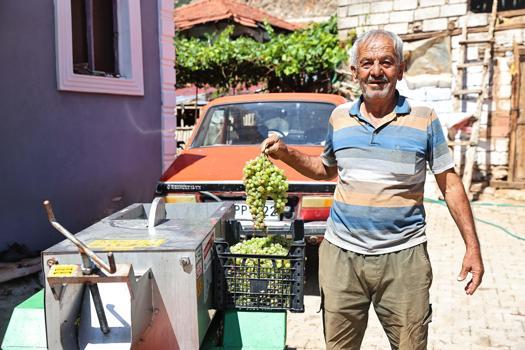 Büyükşehir’den üzüm üreticilerine makine desteği