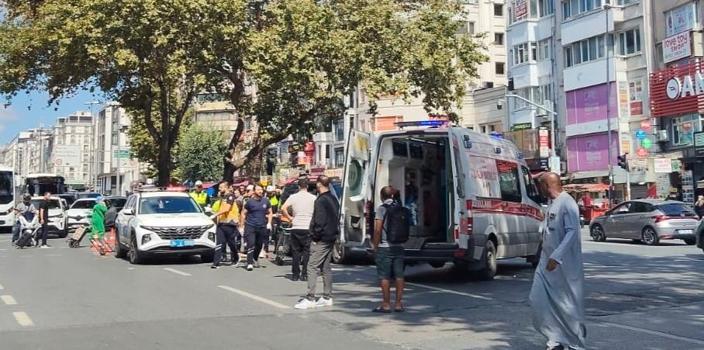 Fatih'te yolun karşısına geçerken 2 minibüsün çarptığı yaya öldü