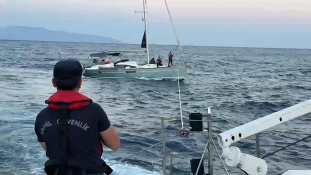 Sürüklenen yelkenli tekneyi, Sahil Güvenlik marinaya yanaştırdı