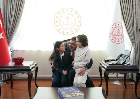 Bakan Tekin, Cumhurbaşkanı Erdoğan ile şarkı söyleyen öğrencileri kabul etti