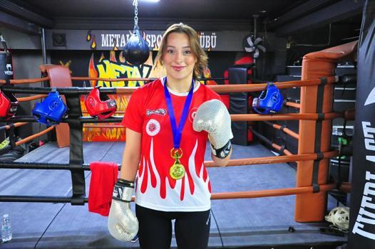 Lise arkadaşları sayesinde başladığı muay thai sporunda dünya şampiyonu oldu
