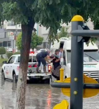 Hatay'da sağanak nedeniyle yollar göle döndü