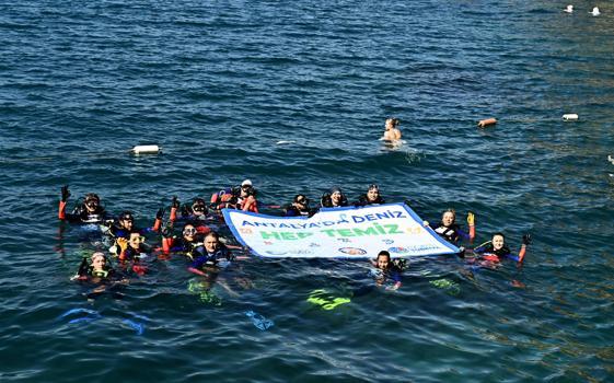 Muratpaşa'nın gönüllü dalgıçları deniz dibi temizliğinde